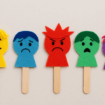 Marionnettes en papier représentant différentes émotions à enfiler sur les doigts des enfants.