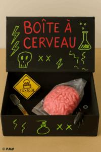 Quatre boîtes Halloween décorées et remplies de surprises à toucher à l’aveugle