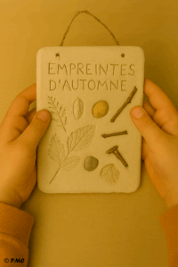 Un enfant étale une pâte autodurcissante sur une surface en bois pour créer une tablette d’automne