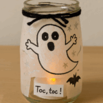 Lanterne fantôme bricolée par un enfant avec pot en verre, papier calque, dessin de fantôme et bougie LED