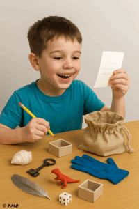 Enfant souriant découvrant un objet mystérieux dans un sac en tissu, entouré de cartes illustrées et d’un dé, prêt à inventer une histoire.