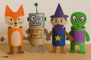Quatre marionnettes en rouleaux de papier toilette représentant un animal, un robot, un magicien et un extraterrestre
