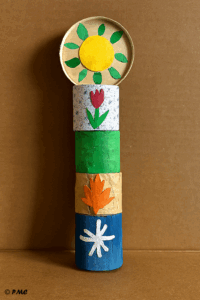 Trois rouleaux décorés avec des visages et des textures différentes.