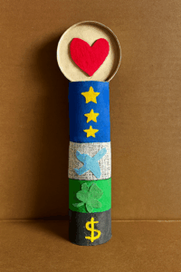 Les rouleaux décorés sont empilés pour former un totem.