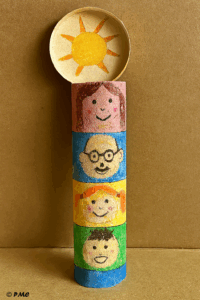 Totem des émotions terminé avec trois étages et une coiffe en forme de soleil.