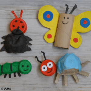 Papillon coloré fabriqué avec un rouleau de papier toilette et des ailes en carton peint