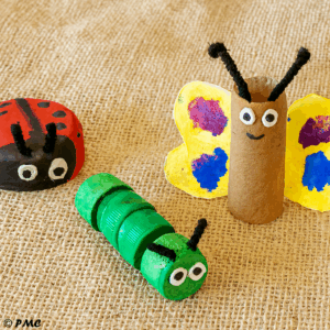 Chenille verte fabriquée avec des bouchons recyclés, peinte par un enfant