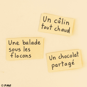 Petits papiers avec des vœux d’hiver écrits à la main par un enfant
