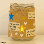 Lanterne d’hiver faite maison avec pot en verre, papier kraft décoré et bougie LED