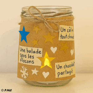 Lanterne d’hiver faite maison avec pot en verre, papier kraft décoré et bougie LED