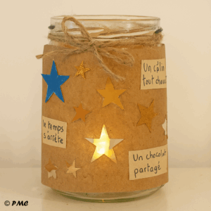 Lanterne d’hiver faite maison, décorée de papier kraft, étoiles découpées et vœux écrits à la main, avec une bougie LED à l’intérieur