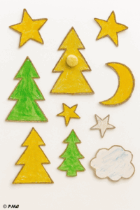Formes de Noël découpées par des enfants : sapins, étoiles, lunes et nuages peints avec joie
