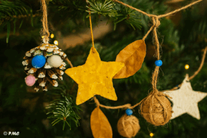 Décorations de Noël enfantines accrochées dans le sapin