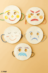 Masques émotionnels faits main par des enfants, en assiettes en carton décorées avec des crayons, représentant différentes expressions.
