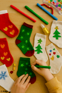 Enfant décorant une chaussette pour le calendrier de l’Avent