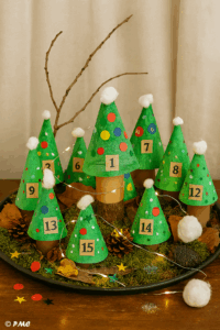 Plateau décoré avec 24 sapins en papier numérotés, mousse, feuilles et guirlandes