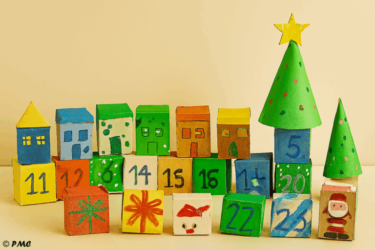 Village de Noël fait main avec boîtes décorées, mousse, coton et guirlandes