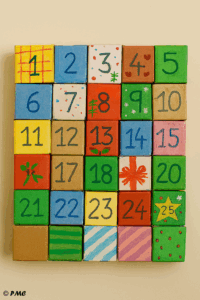 Boîtes recyclées peintes ou recouvertes de papier kraft, prêtes à être décorées