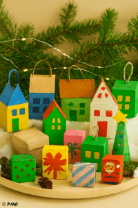 Boîtes de céréales pliées en pyramides et cubes, décorées comme des maisons de lutins