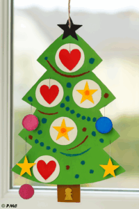 Sapin de Noël en papier suspendu devant une fenêtre, décoré de formes colorées par un enfant